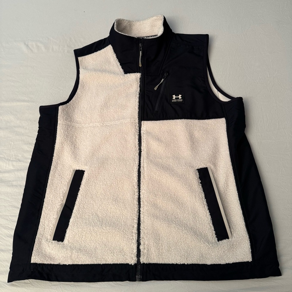 Under Armour UA Mission Boucle Sherpa Vest Size XL Black White Zips Pockets
